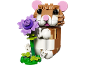 Braun-weißer Baustein-Hamster hält eine lila Blume.