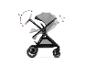 Kinderwagen mit verstellbarem Griff (9 Positionen) und Sitz (2 Positionen).