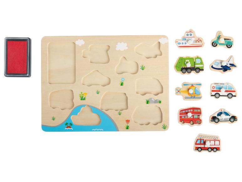 Holzpuzzle mit Fahrzeugen und rotem Stempelkissen.