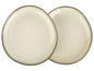 Zwei beigefarbene Teller mit dunkelbraunem Rand.