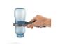 Hand hält eine blaue Wasserflasche mit einer grauen Zange.