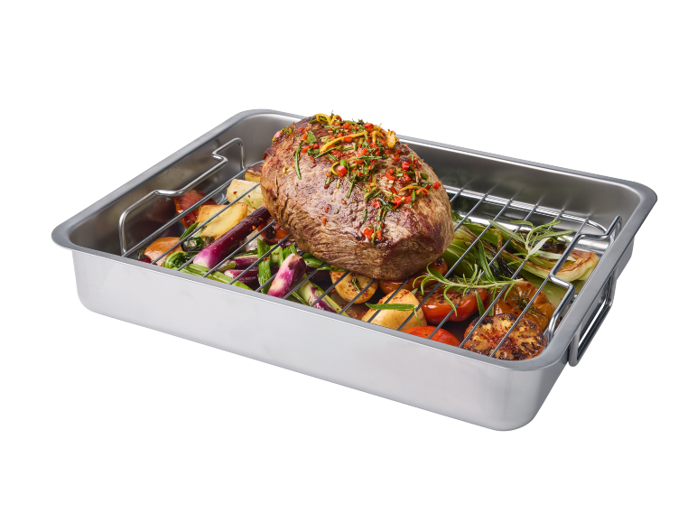 Gebratenes Rindfleisch mit Gemüse in einer Bratpfanne.