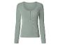 Eng anliegendes Damen-Langarmshirt in Salbeigrün mit U-Ausschnitt und Knöpfen.
