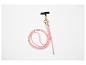 Rosa Handy-Lanyard mit goldenen Details und schwarzem Stecker.