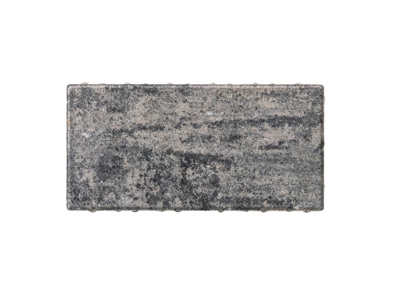 Ein einzelner rechteckiger grauer Pflasterstein mit strukturierter Oberfläche.
