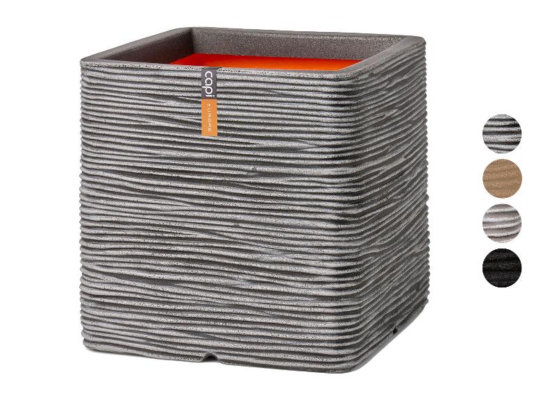 Quadratischer grauer Pflanzkübel mit Wellenmuster und orangefarbener Innenseite, mit Farbmustern.