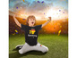 Ein Junge in einem schwarzen T-Shirt mit deutscher Flagge und einer deutschen Flagge auf seiner Hose jubelt auf einem Fußballfeld.