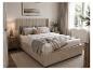 JUSKYS Polsterbett »Savona«: Helles Schlafzimmer mit beigem Bett und Nachttischen.