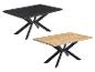 Zwei rechteckige Tische mit Holzplatten in Schwarz und hellem Holz, auf schwarzen Metallgestellen.