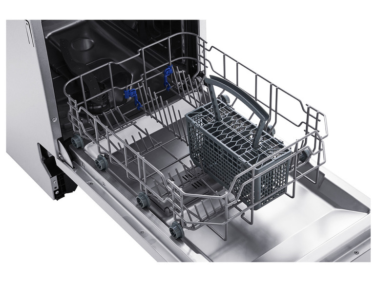 Ein Geschirrspüler mit einem Besteckkorb und einem oberen Gestell.