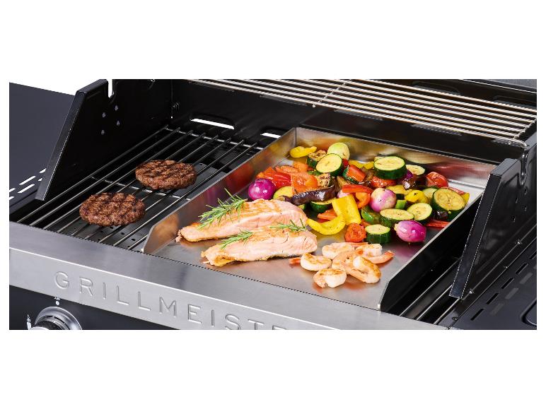 Gasgrill mit Burgern, Lachs, Garnelen und Gemüse auf einer Grillplatte.