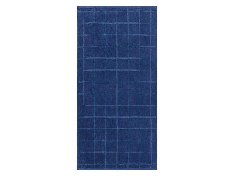 Dunkelblaues Badehandtuch mit Karomuster.