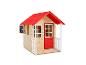 Holzspielhaus mit rotem Dach und Tür, sowie einer kleinen Veranda.