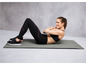 Frau macht Sit-ups auf einer Yogamatte.