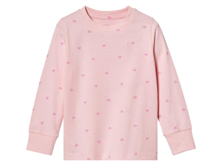 Ein rosa Langarmshirt mit Herzchenmuster.