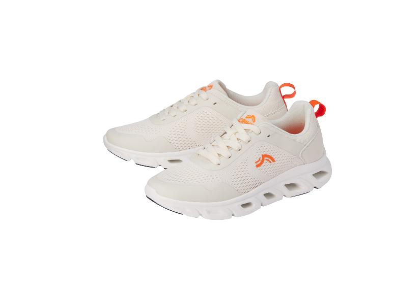 Zwei cremefarbene Crivit-Sneaker.