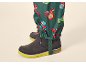 Kinder-Regenhose mit Superhelden-Print und dunkelgraue Regenstiefel mit lindgrünen Sohlen.