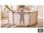 LUPILU® Baby-Laufstall mit einem lächelnden Baby darin, gestützt von einer Hand. [KI-generiertes Bild]