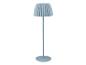 Hellblaue moderne Stehlampe mit plissiertem Lampenschirm.