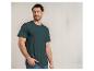 Mann in dunkelgrünem T-Shirt mit „SIMPLICITY“-Aufschrift und blauen Jeans.