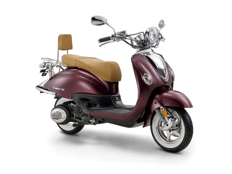 Weinroter Roller mit braunem Sitz und Chromdetails