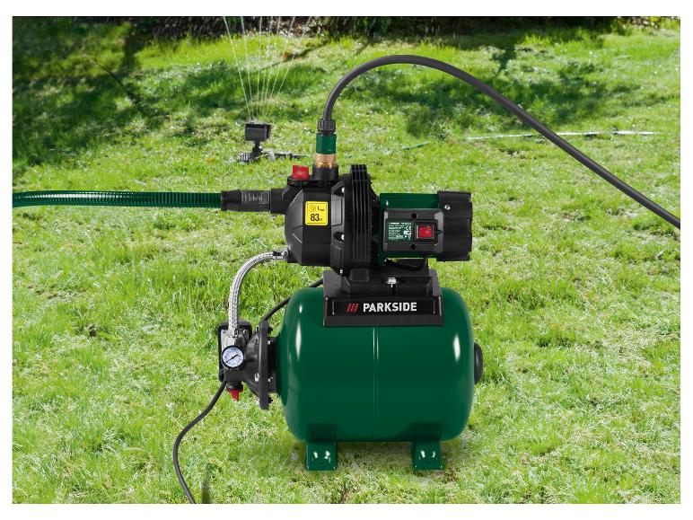 Gartenwasserpumpe mit Druckbehälter und Rasensprenger bewässert den Rasen.