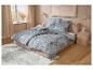 LIVARNO home Renforcé-Bettwäsche mit Blumenmuster auf dem Bett.