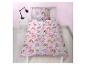 Rosa Bettwäsche-Set mit Blumen und Zeichentrickfiguren, Einzelbett mit Nachttisch und Lampe.