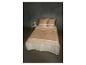 Bettwäsche-Set in Beige und Weiß mit Muster in einem Schlafzimmer mit Nachttisch