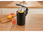 Elektrische Zitruspresse mit einer halben Grapefruit, einem Glas Saft und einer Zitrone auf einer Arbeitsplatte
