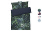 Ein Bettbezug mit Palmenblatt-Muster und einem dunkelblauen Kissenbezug.