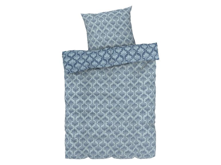Hellblaue Bettwäsche mit Blumenmuster.