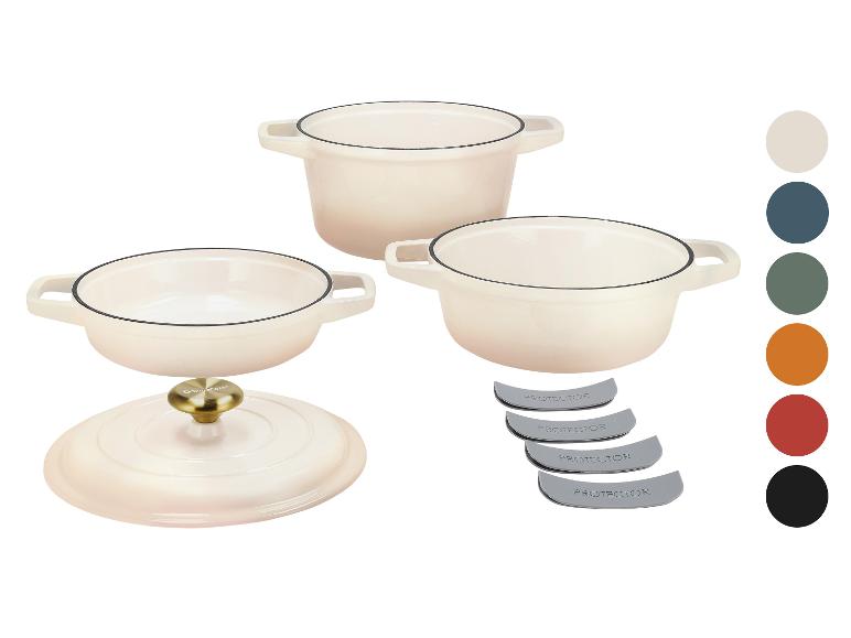 Set aus drei cremefarbenen emaillierten Gusseisentöpfen mit Deckel und Topfschonern, mit Farbpalette.