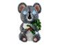 Koala-Figur mit leuchtenden Augen und Eukalyptuszweig.