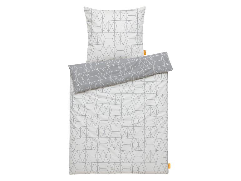 Weiße Bettwäsche mit geometrischem Muster und grauem Kissenbezug.