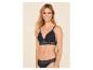 Lächelnde junge Frau in schwarzem Spitzen-Dessous-Set.