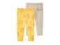Zwei Baby-Leggings, eine gelbe mit Bärengesichtern und eine graue mit Zeichentrickfiguren.