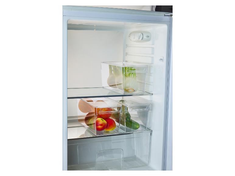 Kühlschrankinnenraum mit transparenten Behältern voller Gemüse und Obst.