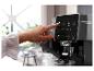 De'Longhi Magnifica Start Kaffeemaschine mit Touchscreen, bereitet Latte Macchiato zu.