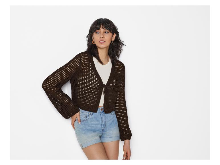 Braunes Häkel-Jäckchen und Jeans-Shorts: lässiger Sommerlook.