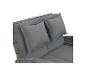 Graues Polyrattan-Sofa mit grauen Sitz- und Rückenkissen.