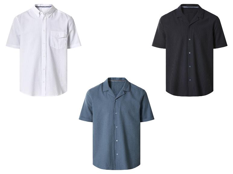 Drei Herren-Kurzarmhemden: weiß, blau und schwarz.