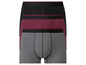 Drei Boxershorts in Schwarz, Grau und Bordeaux.