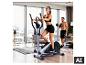 Eine Frau trainiert auf dem Christopeit Sport Crosstrainer Eco 2000 im Wohnzimmer. [KI-generiertes Bild]