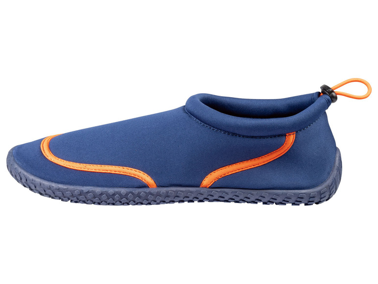Blaue Wasserschuhe mit orangefarbenen Details.
