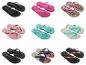 Neun Paar Flip-Flops in verschiedenen Farben und Mustern, darunter Schwarz, Pink, Leopardenmuster und gestreift.