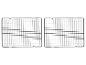 Zwei schwarze Gitterroste zum Auskühlen von Backwaren.