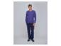 Mann in lila V-Ausschnitt-Pullover, marineblauer Jogginghose und schwarzen Espadrilles.