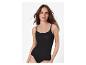 Frau in schwarzem geripptem Camisole und Slip
