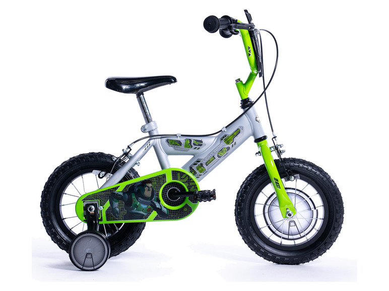 Ein grünes Kinderfahrrad mit Stützrädern.